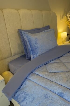 Couette en polaire bleu ciel (place et demi)