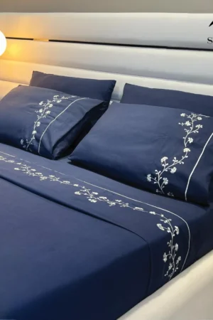 Parure bleu brodé