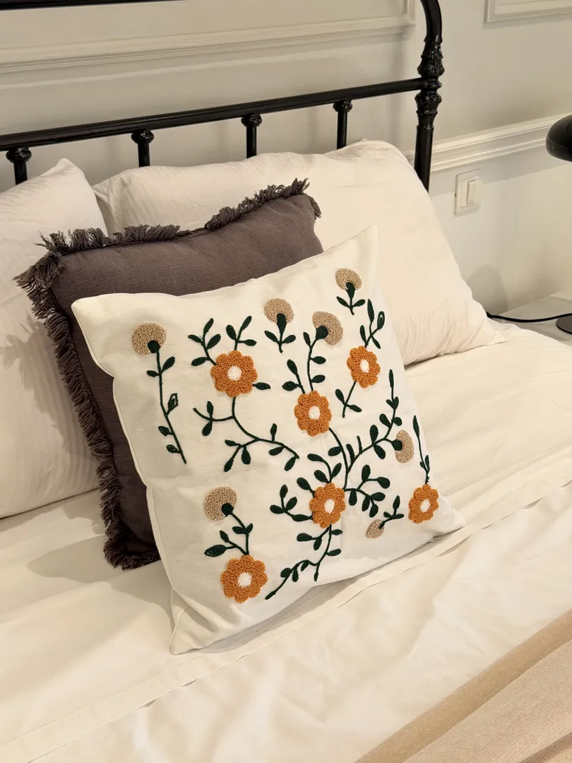 Taie Brodé Fleur Orangée – Image 2