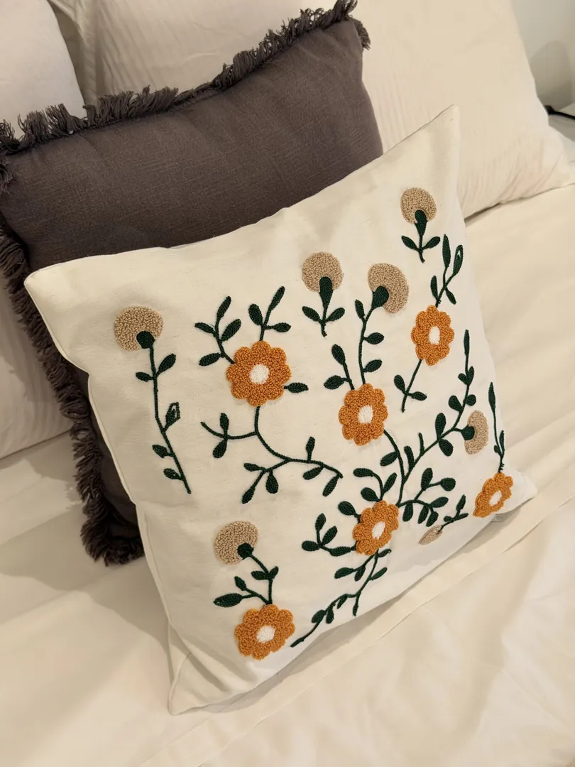 Taie Brodé Fleur Orangée – Image 6