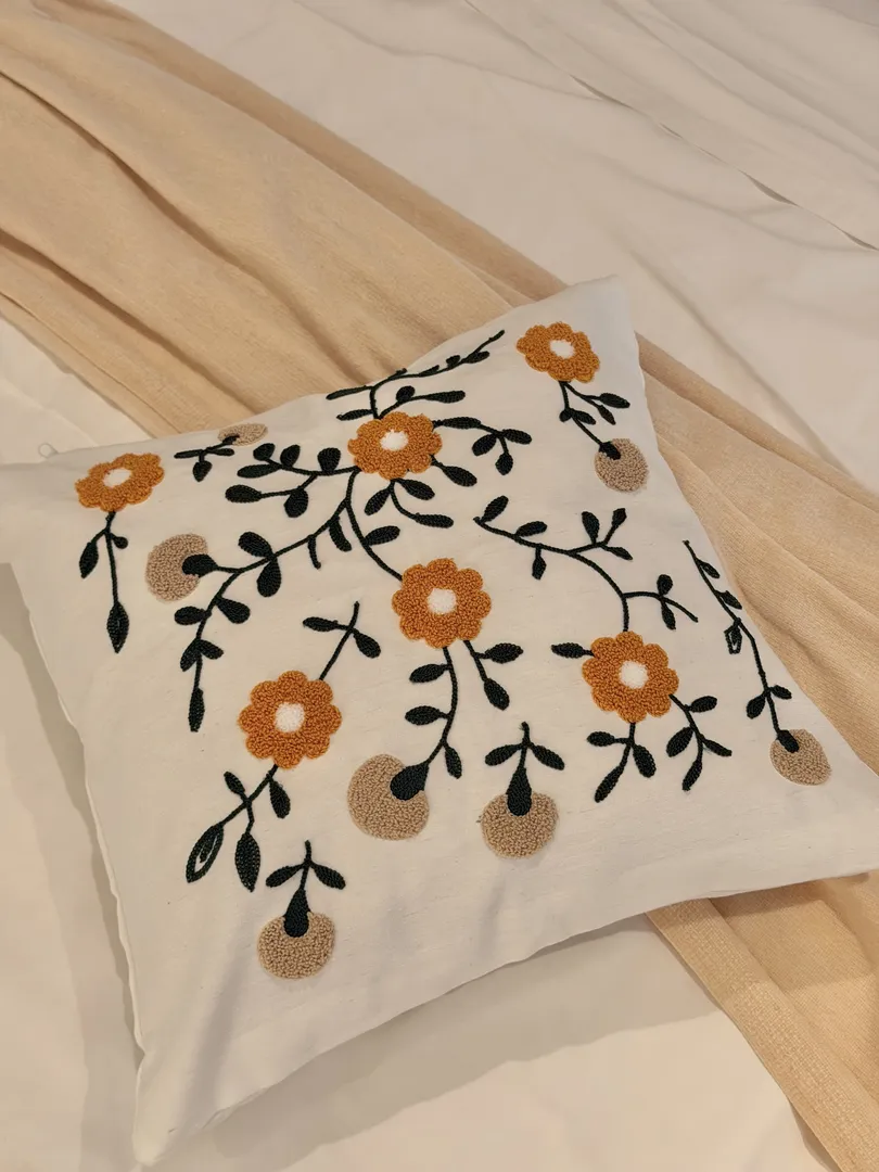 Taie Brodé Fleur Orangée – Image 7