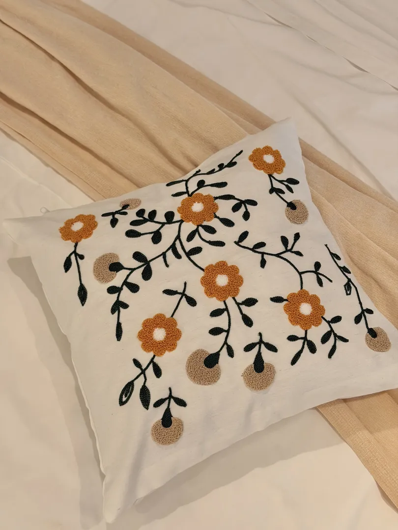 Taie Brodé Fleur Orangée – Image 3
