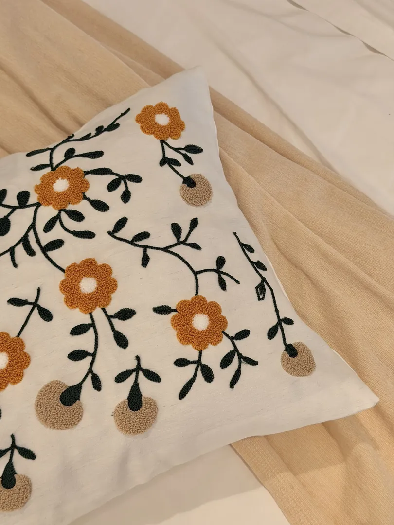 Taie Brodé Fleur Orangée – Image 4