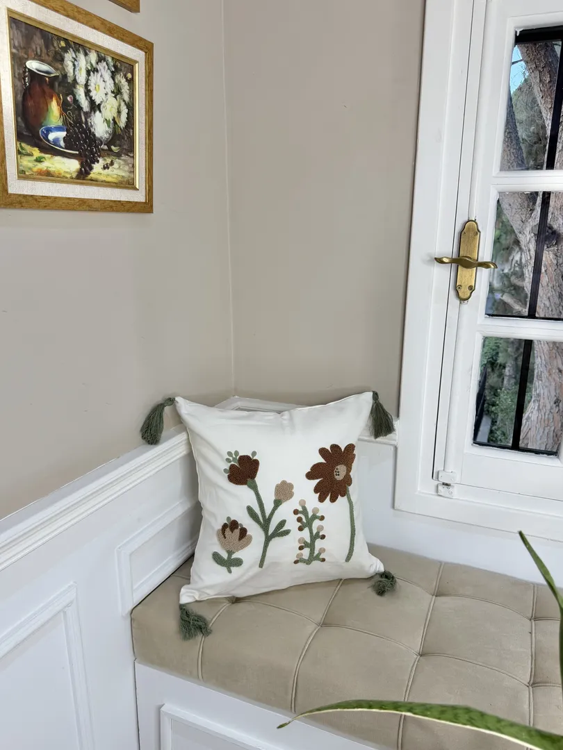 Taie Brodé Fleur Marron – Image 3